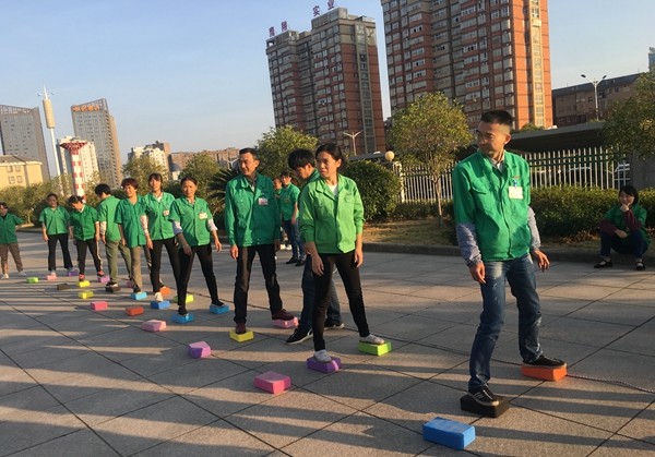 趣味運(yùn)動(dòng)會(huì).jpg 趣味運(yùn)動(dòng)會(huì).jpg